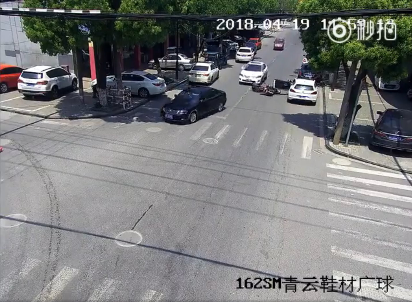 7秒奪命！女駕駛突開車門害騎士輾斃　警公布沒馬賽克驚悚畫面。（圖／翻攝浙江交警微博）