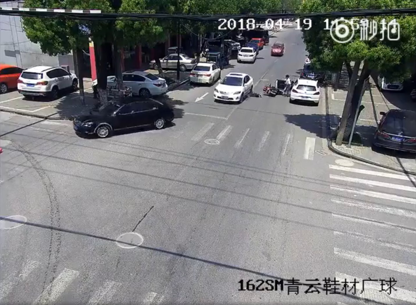 7秒奪命！女駕駛突開車門害騎士輾斃　警公布沒馬賽克驚悚畫面。（圖／翻攝浙江交警微博）