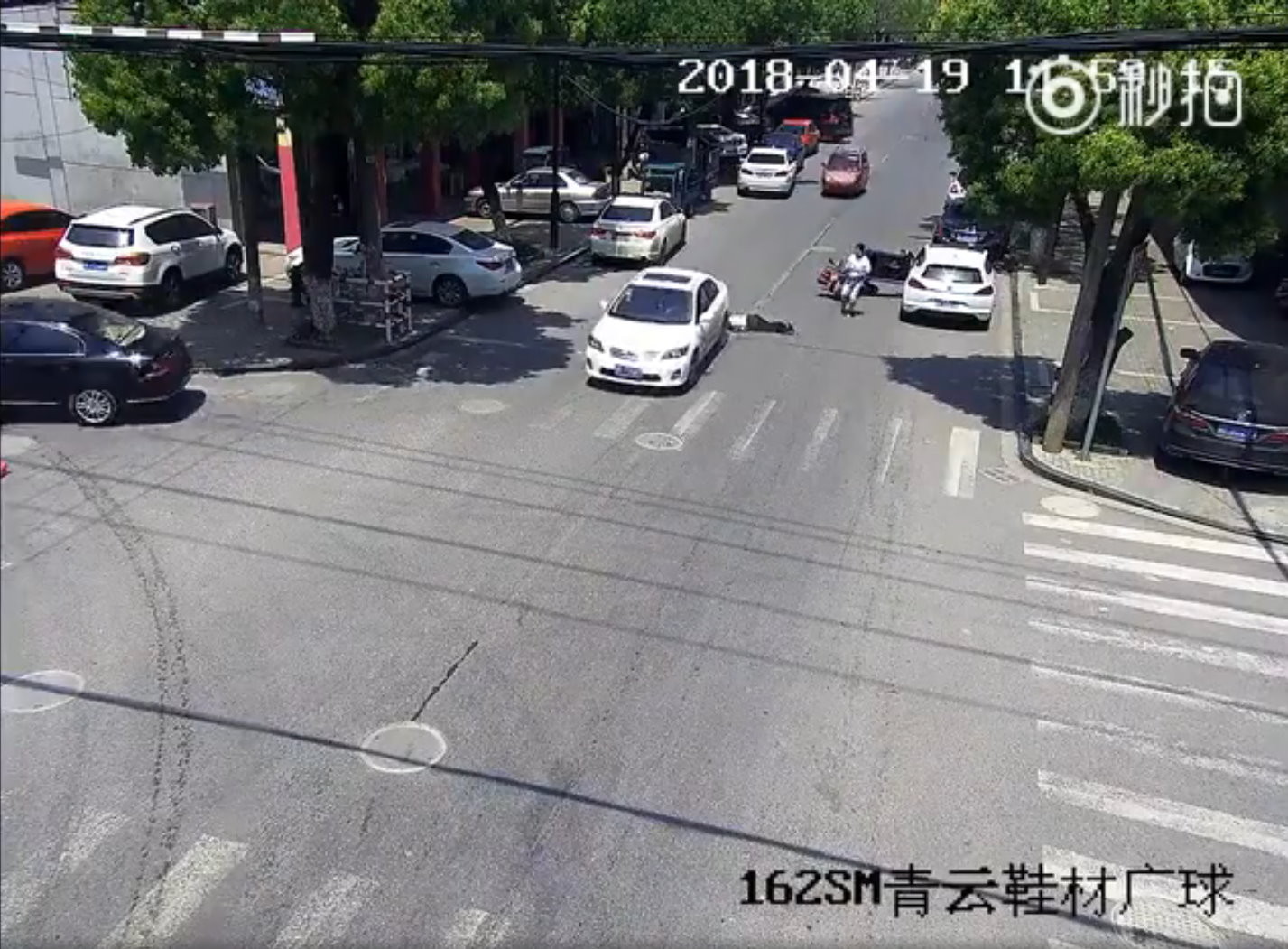 7秒奪命！女駕駛突開車門害騎士輾斃　警公布沒馬賽克驚悚畫面。（圖／翻攝浙江交警微博）