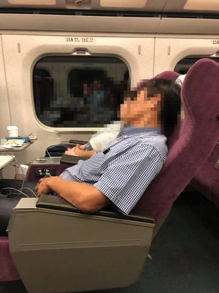 ▲大叔乘客將痰直接吐在高鐵車廂地毯上。（圖／翻攝自爆料公社官網）