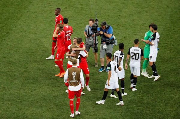 ▲哥斯大黎加與瑞士兩隊賽後握手致意（圖／路透）