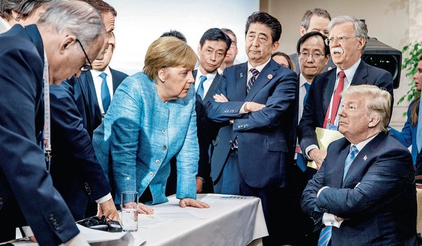 德國總理梅克爾貼出的這張G7峰會的照片，恰到好處地呈現了當今西方國家之間微妙的關係。（圖／Getty Images攝）