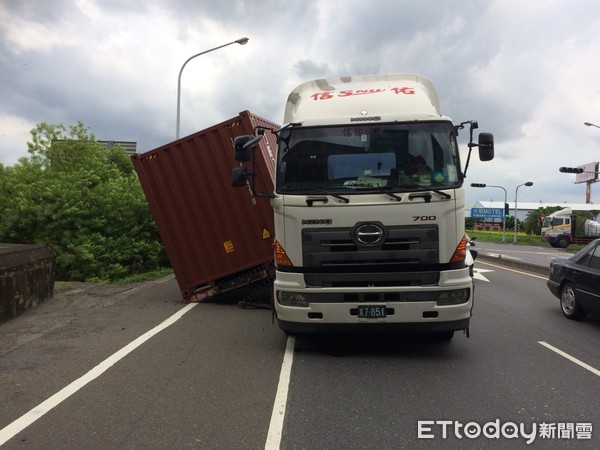 ▲台南市安定交流道下涵洞前，28日中午11時50分許，發生一起貨櫃車行該處時，車上貨櫃突然側翻地面。（圖／記者林悅翻攝，下同）