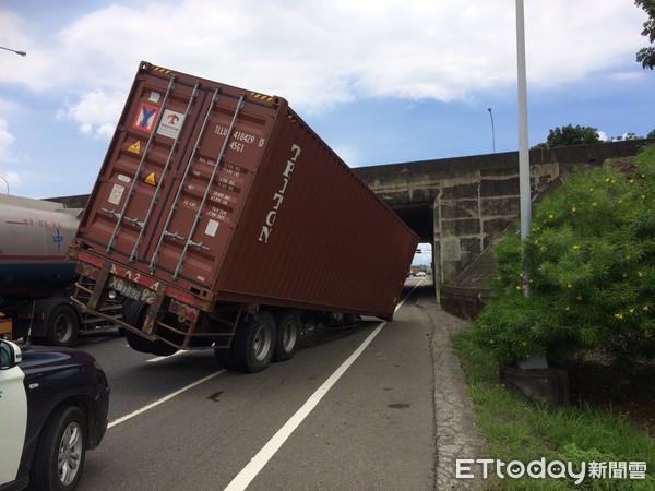 ▲台南市安定交流道下涵洞前，28日中午11時50分許，發生一起貨櫃車行該處時，車上貨櫃突然側翻地面。（圖／記者林悅翻攝，下同）