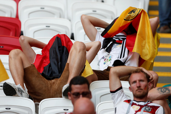 ▲德國球迷不敢直視眼前的結果。（圖／路透社）