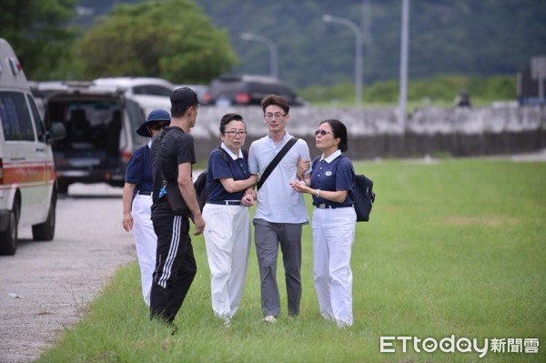 ▲▼內湖夫婦在花蓮墜崖案，死者遺體28日以直升機吊掛下山接運。圖為死者兒子。（圖／記者王兆麟翻攝）