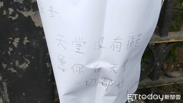 ▲署名「上海80後叔叔」的花束，擺放在小學生倒臥的圍牆邊            。（圖／記者魏有德攝）
