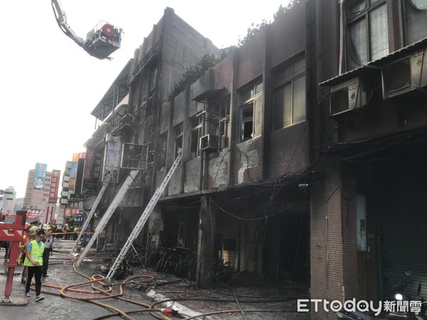 ▲▼新莊機車行大火，30台機車被燒到只剩下骨架。（圖／記者陳豐德翻攝）