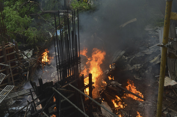 ▲印度北方邦一架包機在孟買墜毀。失事現場火光熊熊。（圖／達志影像／美聯社）