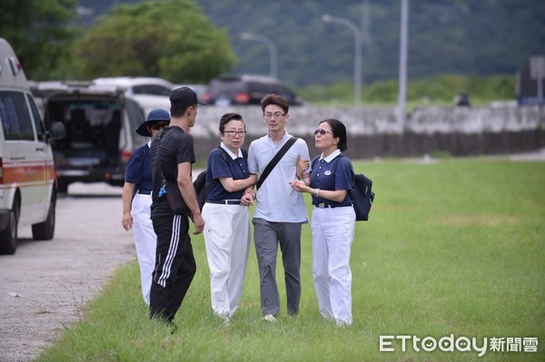 花蓮中橫雙屍案，遺體28日下午吊掛下山，巨陞董事長陳宏育兒子於接運現場確認兩具遺體正是雙親。（圖／記者王兆麟攝）