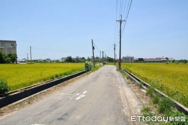 ▲▼楊梅區道路改善工程開工短短２５００公尺，花１千萬元還辦開工典禮，居民指胖周瑜果然是選舉機器人。（圖／桃園市政府提供）