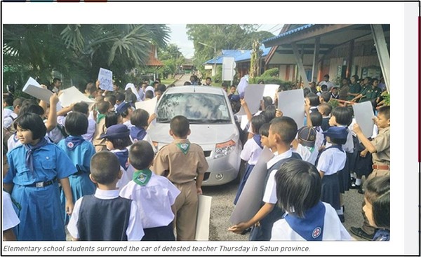 ▲▼泰國小學生示威　要求開除懶惰壞老師。（圖／翻攝自Khaosod English）