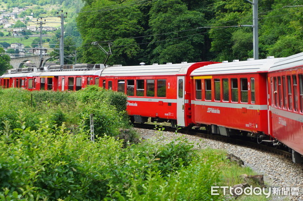 ▲▼瑞士伯爾尼納鐵路（Bernina Line）搭乘伯爾尼納快車（Bernina Express）。（圖／記者賴文萱攝）