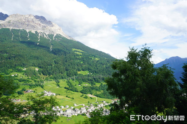 ▲▼瑞士伯爾尼納鐵路（Bernina Line）搭乘伯爾尼納快車（Bernina Express）。（圖／記者賴文萱攝）