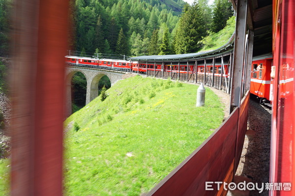 ▲▼瑞士伯爾尼納鐵路（Bernina Line）搭乘伯爾尼納快車（Bernina Express）。（圖／記者賴文萱攝）