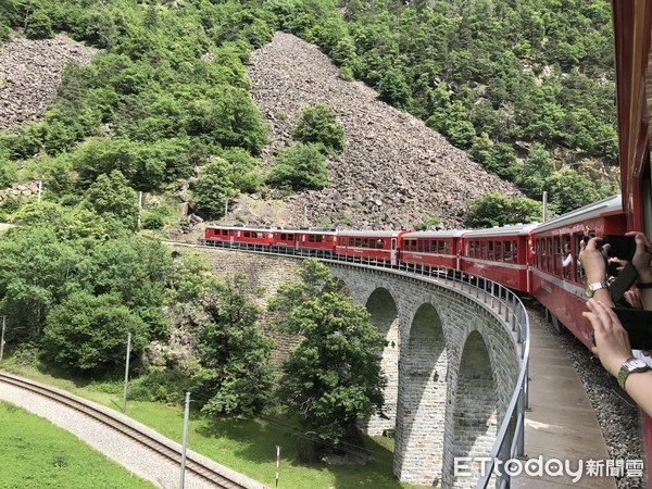 ▲▼瑞士伯爾尼納鐵路（Bernina Line）搭乘伯爾尼納快車（Bernina Express）。（圖／記者賴文萱攝）