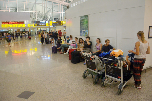 ▲▼受到火山灰影響，伍拉賴國際機場飛機停飛的旅客正在等待。（圖／路透社）