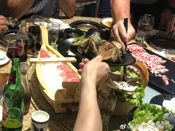 ▲中國足球運動員聚餐照成為熱搜。（圖／翻攝自陸網，下同）
