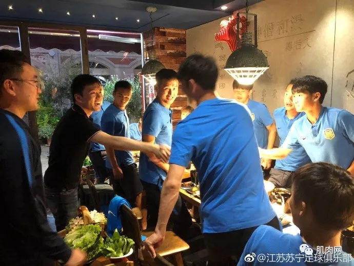 ▲中國足球運動員聚餐照成為熱搜。（圖／翻攝自陸網，下同）
