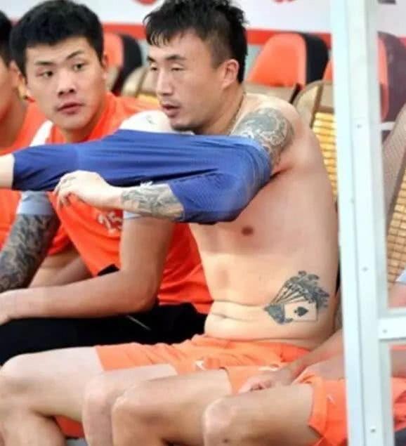 ▲中國足球員豪邁3條A身材。（圖／翻攝自陸網）