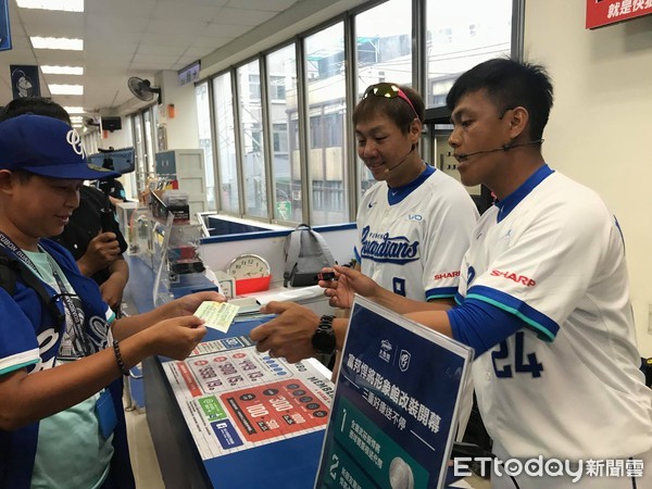 ▲林益全、陳凱倫大魯閣一日店長。（圖／記者劉峻誠攝）