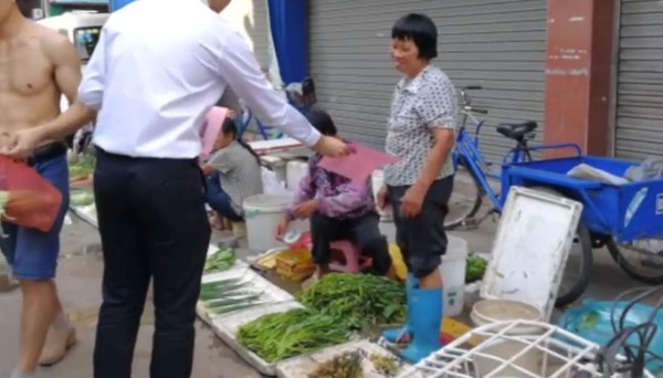 ▲廣東土豪村「每人分紅353萬」　大媽：想繼續賣菜種菜！。（圖／翻攝梨視頻）