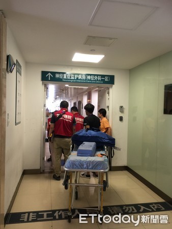 ▲一位60歲左右的女性患者透過醫療轉送回台灣醫治             。（圖／記者魏有德攝）