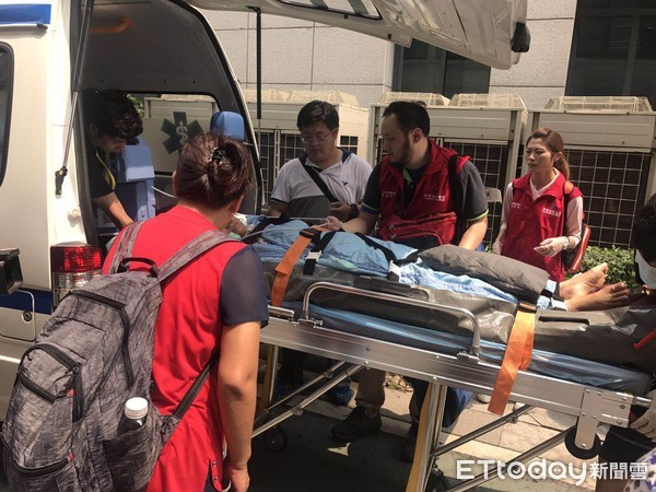 ▲一名女性腦中風病患29日下午由上海第十人民醫院出發前往機場搭乘醫療專機             。（圖／記者魏有德攝）