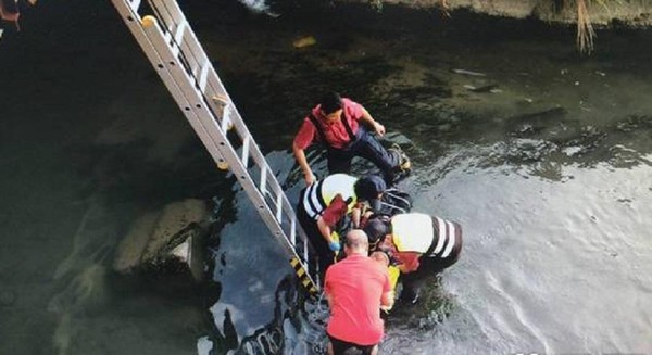 機車在橋頭跟休旅車碰撞，騎士彈落大排水圳（警方提供）