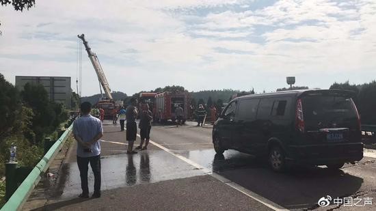 ▲湖南大巴高速公路「對撞化學車」　至少10死10傷。（圖／中國之聲／新華社）