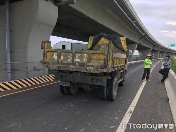 ▲▼彰化福興鄉發生死亡車禍,貨車與機車會車時疑未減速釀禍，機車騎士傷重不治。（圖／記者李忠憲翻攝）