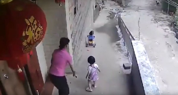 手足的嫉妒？3歲女孩把弟弟推到門口　果斷放手讓嬰兒車滑落坡底（圖／CCTV）