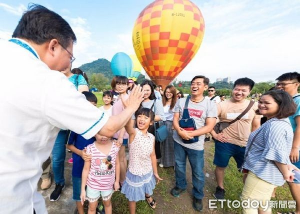 ▲石門水庫熱氣球嘉年華，開放2個時段讓遊客升空、收球體驗。（圖／桃園市政府提供）