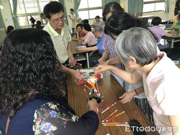 ▲桃園市閱讀推廣協會推動銀髮族鬥智玩桌遊 ，延緩大腦老化。（圖／北健提供）