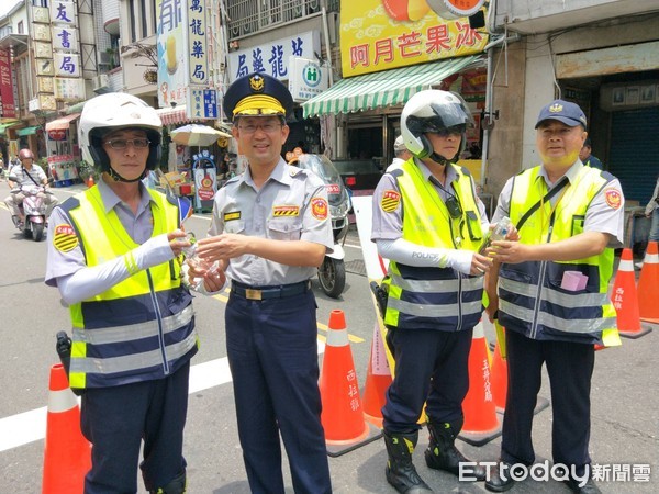 ▲台南市警交通警察大隊大隊長楊慶裕，帶隊支援周邊交通疏導，並慰問揮汗辛苦執勤的交警人員，奉上茶水補給。（圖／警方提供，下同）