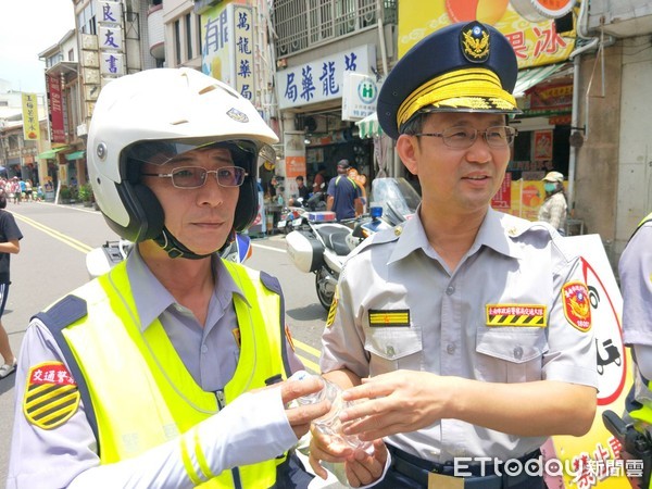 ▲台南市警交通警察大隊大隊長楊慶裕，帶隊支援周邊交通疏導，並慰問揮汗辛苦執勤的交警人員，奉上茶水補給。（圖／警方提供，下同）