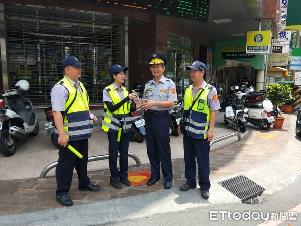 ▲台南市警交通警察大隊大隊長楊慶裕，帶隊支援周邊交通疏導，並慰問揮汗辛苦執勤的交警人員，奉上茶水補給。（圖／警方提供，下同）