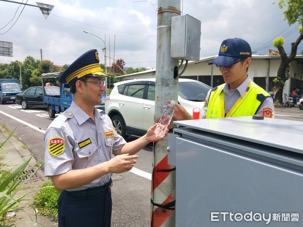 ▲台南市警交通警察大隊大隊長楊慶裕，帶隊支援周邊交通疏導，並慰問揮汗辛苦執勤的交警人員，奉上茶水補給。（圖／警方提供，下同）