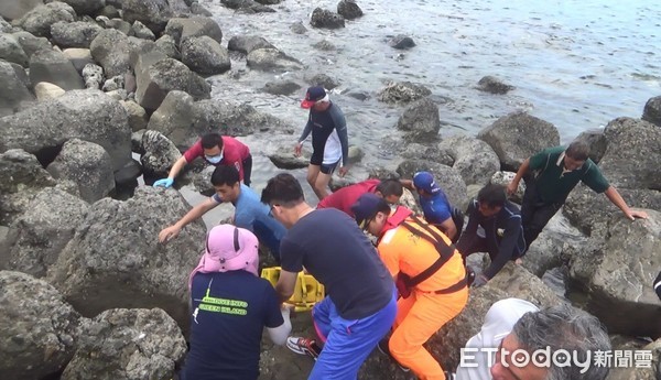 海巡人員抵達現場後立即與現場民眾協力救援溺者，並送往花蓮醫院豐濱原住民分院急救。（圖／第一二岸巡隊提供）