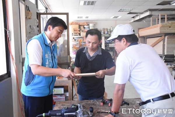 花蓮市長魏嘉賢勉勵原住民傢俱木工研習學員，在老師指導下也親自下場學習木板卡榫結合的技巧。（圖／花蓮市公所提供）