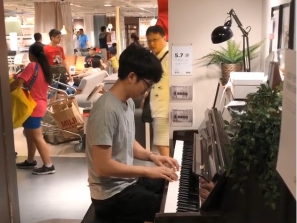 ▲周興哲現身IKEA彈琴，路人卻全部飄走。（圖／翻攝自周興哲Instagram）