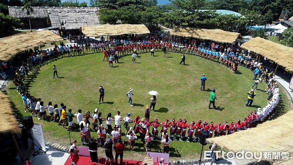 管處旮都瑪樣部落樂舞宴結合台東、花蓮兩縣各部落，以部落樂舞劇、歌謠吟唱、原住民族樂舞及傳統射箭進行競賽。（圖／東管處提供）