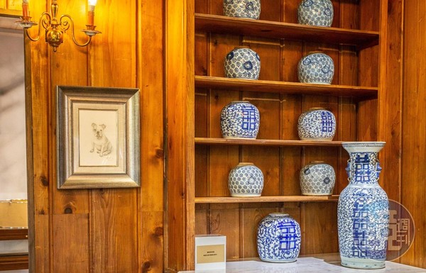 ｢Mr. Sam｣店內擺設的中國瓷器全是收藏的古董。