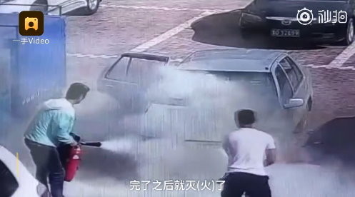 車發動就起火！副駕彎腰「吹氣3下」竟熄滅　網驚：忍者風遁？（圖／翻攝《梨視頻》）