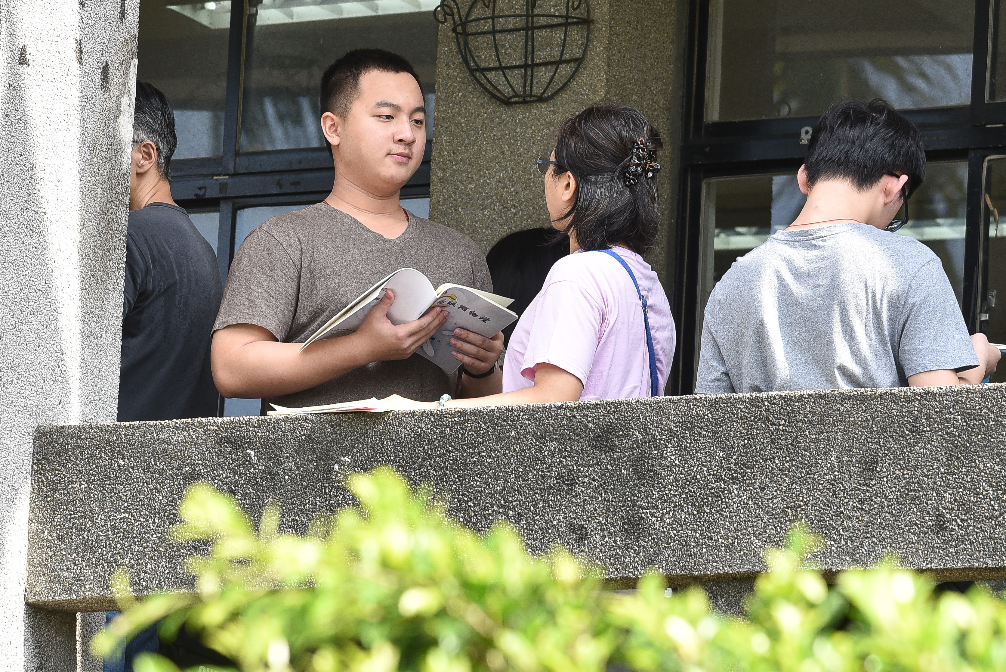 ▲▼107年大學指定考科考試,大學指考,考生,考場,陪考,家長,教育,升學壓力,考試,青少年,學生,多元入學。（圖／記者李毓康攝）