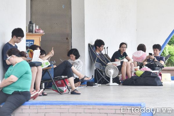 ▲▼107年大學指定考科考試,大學指考,考生,考場,陪考,家長,教育,升學壓力,考試,青少年,學生,多元入學。（圖／記者李毓康攝）