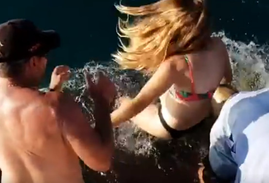 ▲▼ 澳洲女伸手餵鯊魚，手指被咬，跌入水中。（圖／翻攝自7 News Perth）
