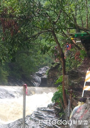 ▲▼屏東內埔涼山遊憩區暴雨，6名遊客受困。（圖／記者宋德威翻攝）