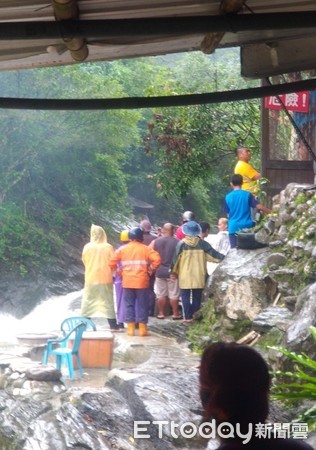 ▲▼屏東內埔涼山遊憩區暴雨，6名遊客受困。（圖／記者宋德威翻攝）