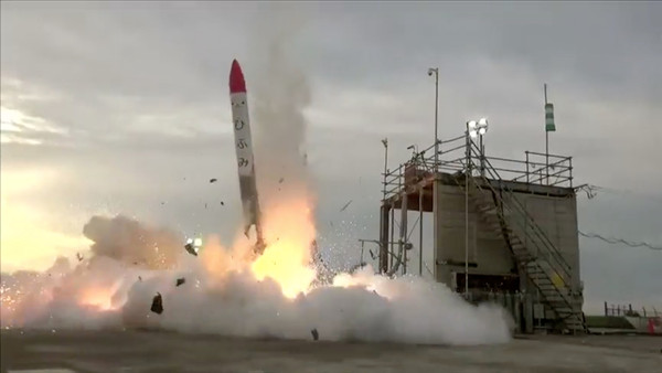 ▲▼ 日本私人企業小型火箭發射後5秒就墜地爆炸。（圖／路透社）